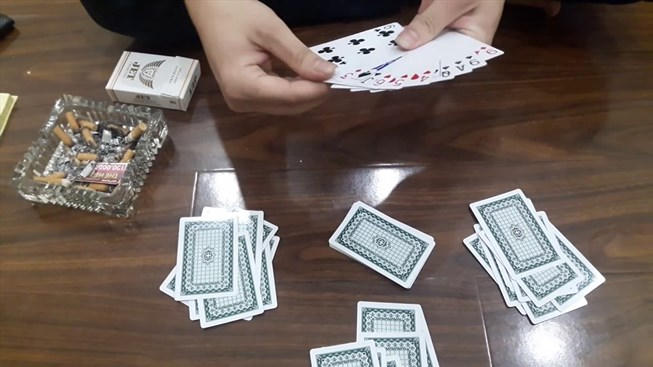 Thanh ni&ecirc;n tụ tập đ&aacute;nh b&agrave;i vui xu&acirc;n, c&oacute; bị xử l&yacute;?