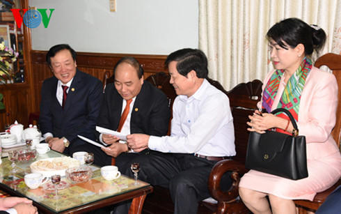 Thủ tướng Nguyễn Xuân Phúc thăm gia đình ông Trần Xuân Thọ, Nguyên Trưởng Ban Tổ chức Tỉnh ủy Quảng Nam. (Ảnh: VOV)