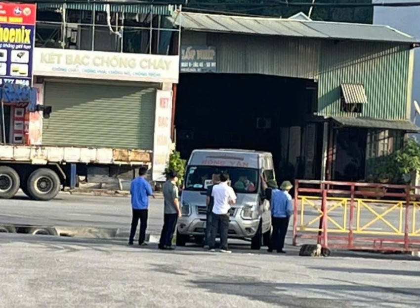Hình ảnh được cho là nhóm người của ông Bùi Đức Chung chặn không cho xe vào bến đóng lệnh, yêu cầu xe đóng dấu xuất bến ngoài cổng.