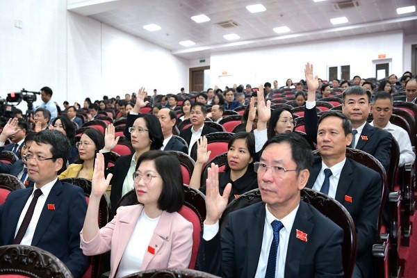 Các đại biểu HĐND tỉnh biểu quyết thông qua Nghị quyết kỳ họp.