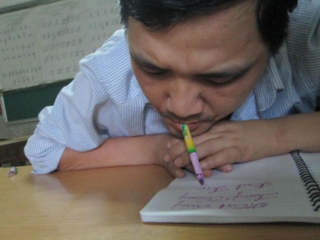 Tập viết chữ bằng miệng để các cháu noi theo.