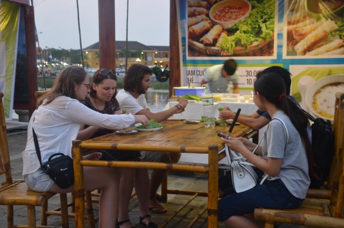 Các đầu bếp trình diễn nghệ thuật chế biến món ăn.