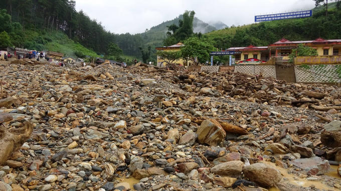 Thị trấn Mù Cang Chải và một phần xã Kim Nọi, Chế Tạo chìm trong đất, đá và những gì còn lại sau trận lũ kinh hoàng vương.