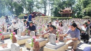 Lãnh đạo, phóng viên báo PLVN chăm sóc phần mộ liệt sỹ tại Nghĩa trang Trường Sơn