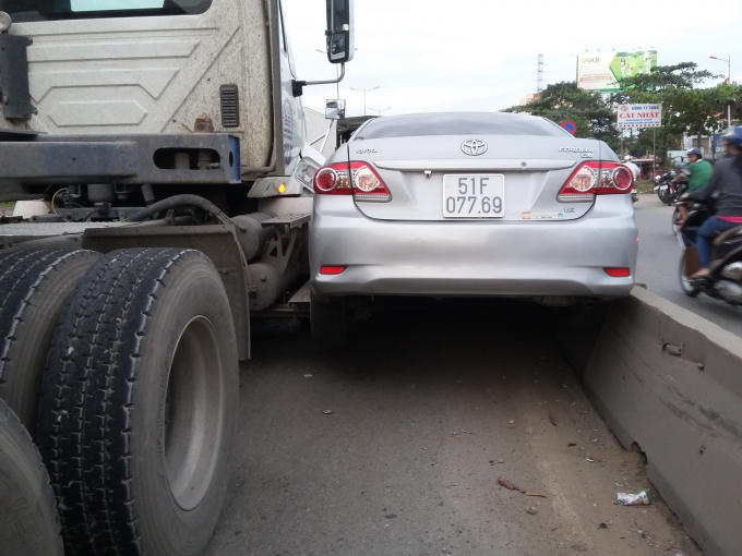 Chiếc ô tô nhấc bánh sau lên cao khi xảy ra va chạm.