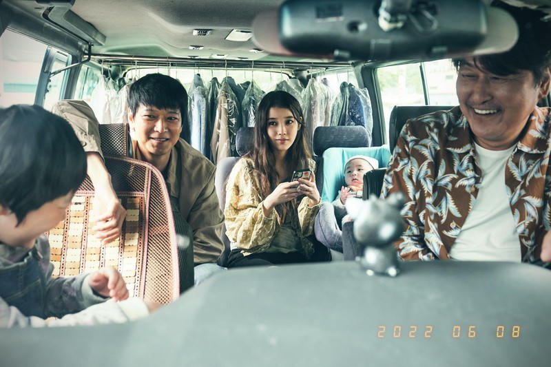 Hành trình đi tìm gia đình cho “chiếc hộp em bé” của bộ ba IU, Song Kang Ho, Kang DonG Won trong “Broker”.