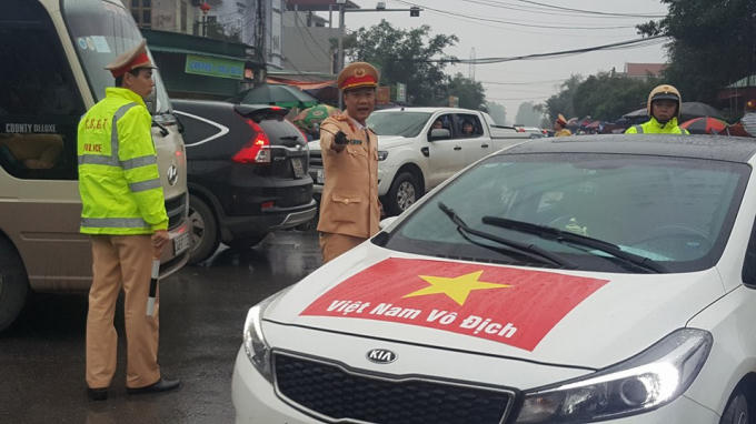 Trời mưa ngày càng nặng hạt, lực lượng Cảnh sát giao thông cũng phải huy động một lực lượng khá lớn, đội mưa phân luồng để đảm bảo giao thông không bị ùn tắc.