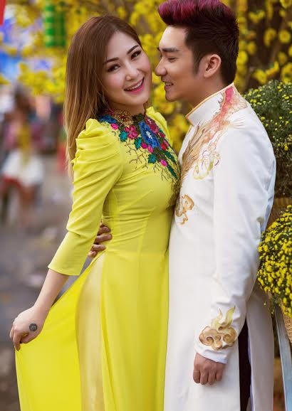 Cả hai cùng chọn trang phục áo dài truyền thống để du Xuân.