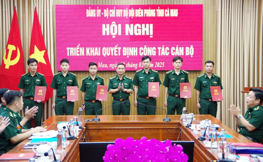 Đại tá Nguyễn Quang Hà - Phó Chính ủy BĐBP tỉnh Cà Mau, trao Quyết định chức vụ Đội trưởng Đồn biên phòng cho các sĩ quan.