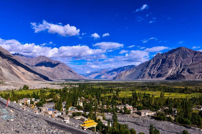 Dưới chân của núi Himalaya là những ngôi làng yên bình, xinh xắn.