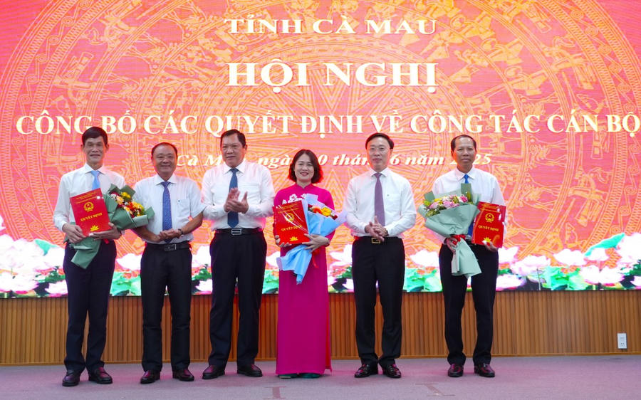 Ông Lâm Văn Bi - Phó Chủ tịch UBND tỉnh (thứ 3 từ trái sang) và ông Huỳnh Hữu Trí - Phó Chủ tịch UBND tỉnh (thư 2 bên phải sang) trao Quyết định cho các Phó Giám đốc Sở Tư Pháp.