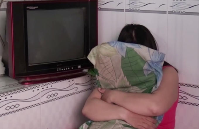 Một nữ nhân viên bán dâm tại phòng trọ bị lực lượng công an bắt quả tang.