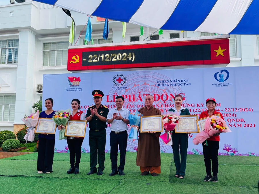 Tặng quà cho người nghèo, khó khăn tại phường Phước Tân.