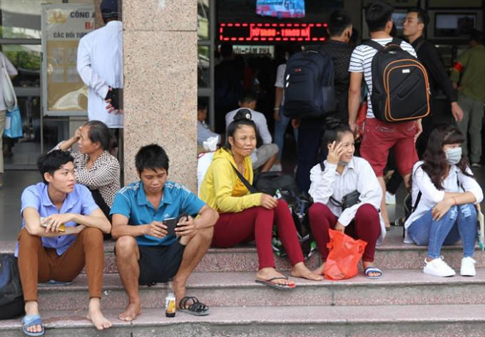 Nhiều người chời chờ cả tiếng đồng hồ đề đón xe.