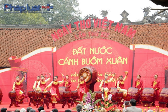 Sự kiện này diễn ra tại Văn Miếu - Quốc Tử Giám, là nơi thu hút rất đông du khách và người dân tới tham quan. (Ảnh: Đức Biên)