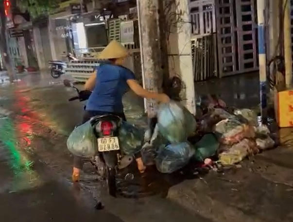 trường hợp vứt rác thải sinh hoạt không đúng nơi quy định được lực lượng chức năng ghi nhận (hình cắt từ clip).