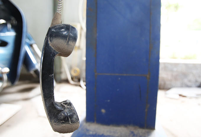 Chiếc ống nghe rơi sát mặt đất, bám đầy bụi bẩn.