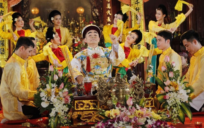 NSƯT Xuân Hinh phiêu linh tại các giá văn.