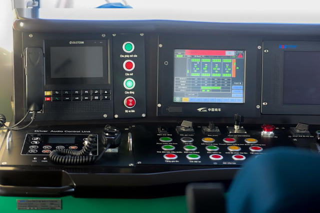 Hệ thống điều khiển bên trong tàu.