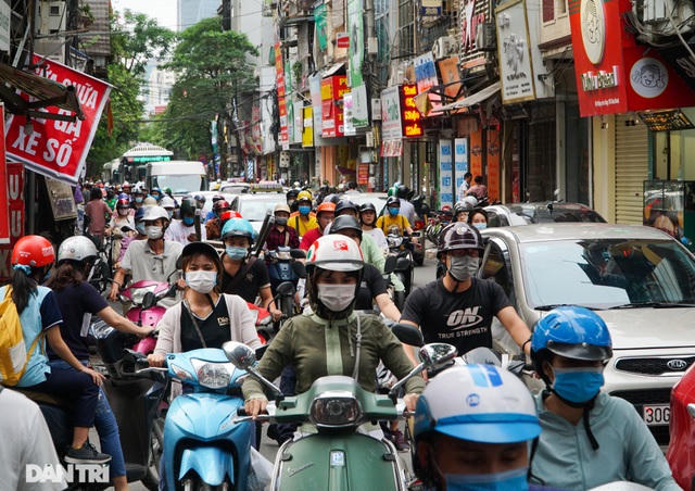 Hàng đoàn người xếp hàng, chen chân trên đường phố...