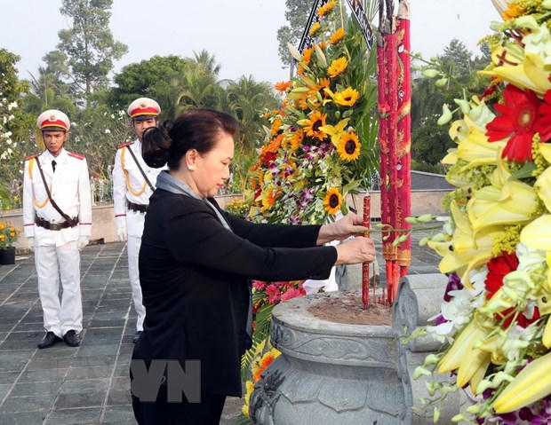 Chủ tịch Quốc hội dâng hương viếng Nghĩa trang Liệt sỹ tỉnh Bến Tre. (Ảnh: Trọng Đức/TTXVN)
