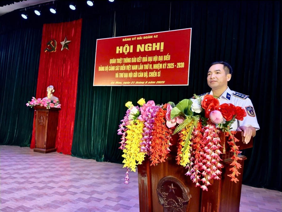 Đồng chí Thượng tá Trịnh Minh Hiển – Bí thư Đảng uỷ, Chính uỷ Hải đoàn quán triệt, thông báo kết quả Đại hội Đại biểu Đảng bộ Cảnh sát biển Việt Nam lần thứ VI, nhiệm kỳ 2025 – 2030 và thư Đại hội gửi các cấp uỷ, tổ chức đảng và cán bộ, đảng viên, đoàn viên, chiến sĩ trong toàn Đảng bộ Cảnh sát biển Việt Nam.