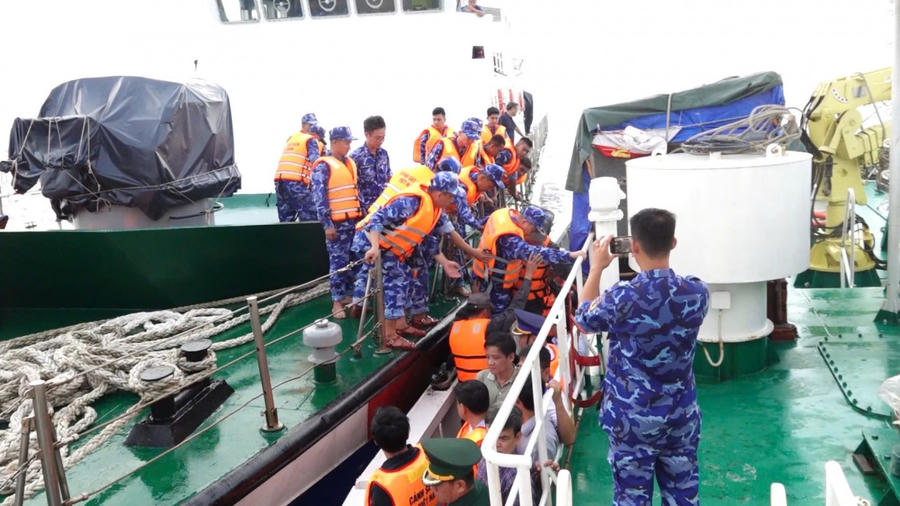 Đoàn công tác tiếp cận, lên Tàu KN 278