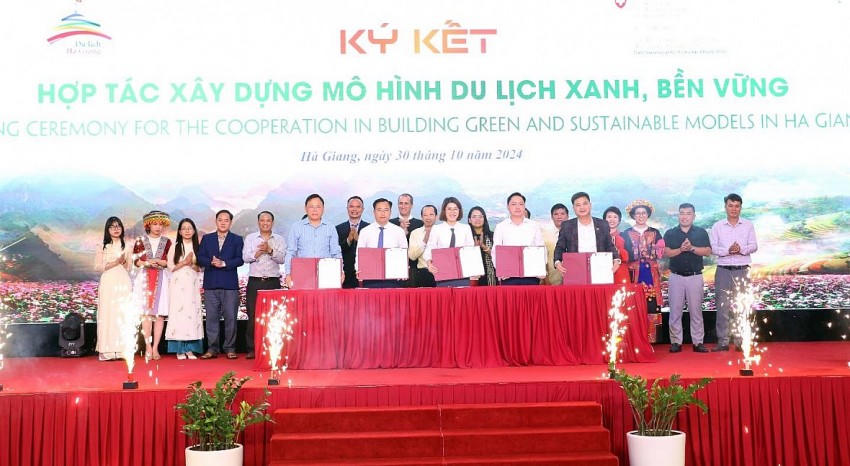 Các đơn vị ký kết phát triển du lịch xanh. (Ảnh: Hoàng Tuyến).