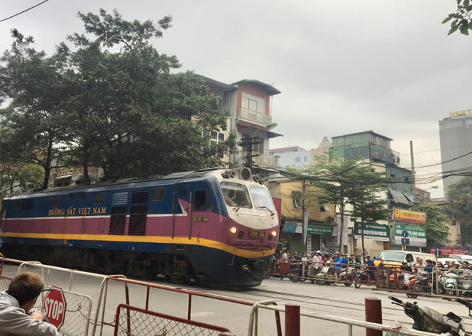 Hiện tượng phổ biến tại các điểm giao đường bộ - đường sắt. Mỗi khi varie được kéo ra, các phương tiện cả 2 chiều sẽ đứng kín tất cả lòng đường.