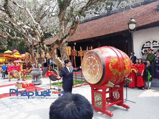 Lãnh đạo huyện Tam Đảo đánh trống khai hội Tây Thiên 2018 (Ảnh: Đào Tấn)