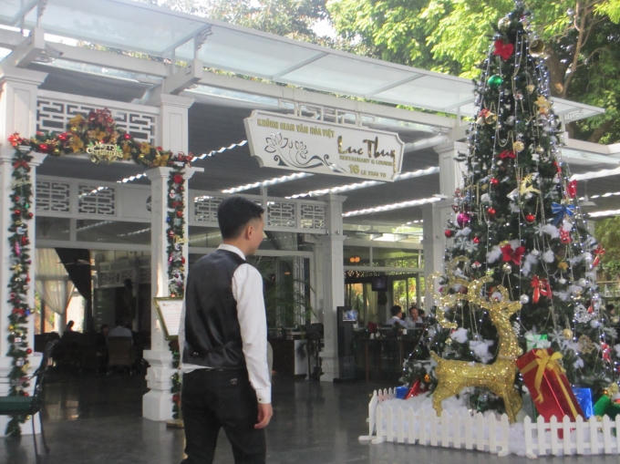 Một nhà hàng trên Hồ Gươm cũng đã trang trí cây thông Noen trước cửa