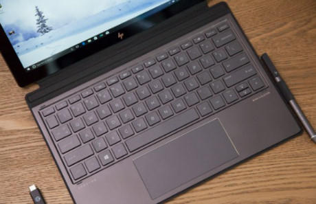 Cả hai thiết bị đều sở hữu b&agrave;n ph&iacute;m tương t&aacute;c tốt.