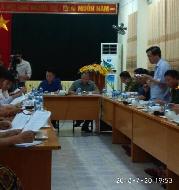 Ông Đỗ Đức Duy - Chủ tịch UBND tỉnh Yên Bái đã trực tiếp vào “điểm nóng” Văn Chấn, họp khẩn trong đêm với các sở, ban, ngành của tỉnh và cán bộ chủ chốt của huyện để tìm phương án đối phó với mưa lũ.