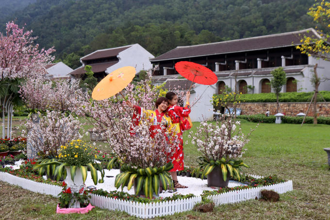 C&aacute;c thiếu nữ x&uacute;ng x&iacute;nh trong trang phục truyền thống của Nhật Bản.