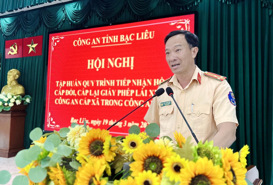Thượng tá Đặng Hoàng Biên - Phó Trưởng phòng Cảnh sát giao thông Công an tỉnh Bạc Liêu, Báo cáo viên tại Hội nghị.