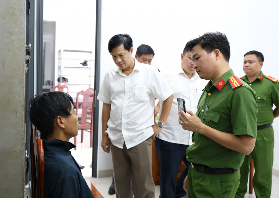 Đại tá Nguyễn Nhật Trường, Phó Giám đốc Công an tỉnh (thứ 2 từ trái qua) chỉ đạo công tác điều tra, truy bắt đối tượng tại hiện trường