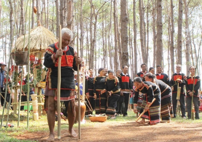 Lễ cầu mùa là nghi lễ quan trọng của người Ê Đê, với mong ước cho mưa thuận, gió hòa, mùa màng bội thu, buôn làng no ấm. Lễ hội thường diễn ra vào đầu mùa mưa dịp tháng 3-4 ÂL, thời điểm bắt đầu một mùa nương rẫy mới. (Ảnh: Internet).