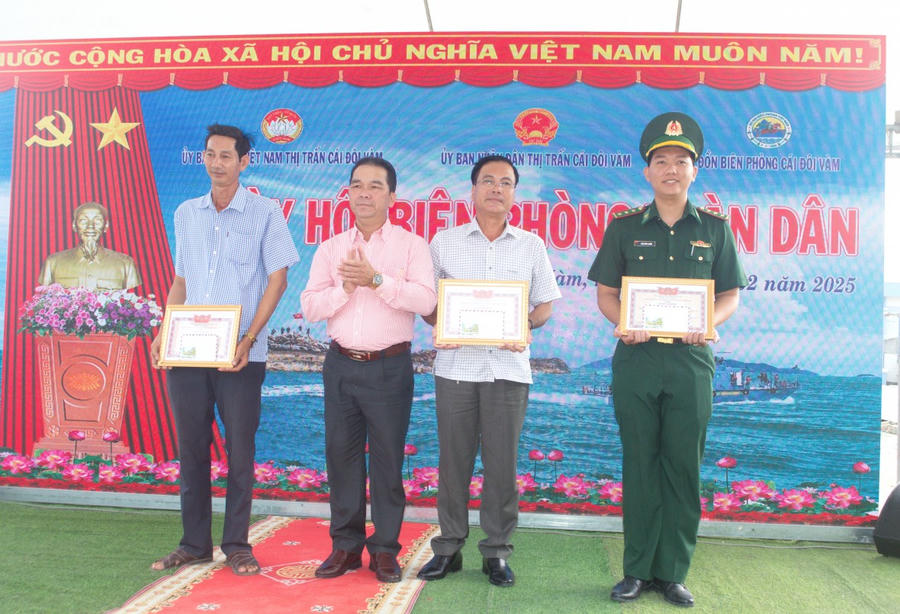 Ông Trương Hoàng Khải - Ủy viên BTV Huyện ủy, Phó Chủ tịch UBND huyện Phú Tân, trao Giấy khen cho các cá nhân vì đã có thành tích xuất sắc trong thực hiện Ngày Biên phòng toàn dân năm 2025.