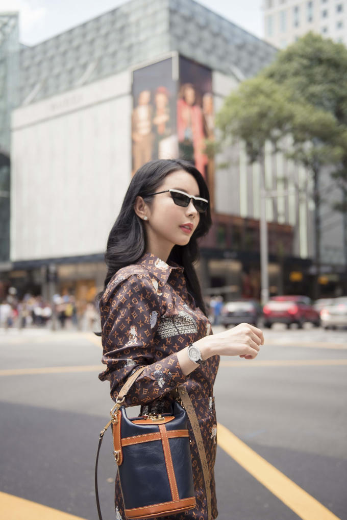 Huỳnh Vy khéo léo lựa chọn những chiếc túi phù hợp cho mỗi set đồ, với màu sắc hài hòa và kiểu dáng vừa vặn với vóc dáng, không quá to nhưng cũng đủ để tạo điểm nhấn cho cả set đồ khi kết hợp cùng những bộ cánh thoải mái, năng động.