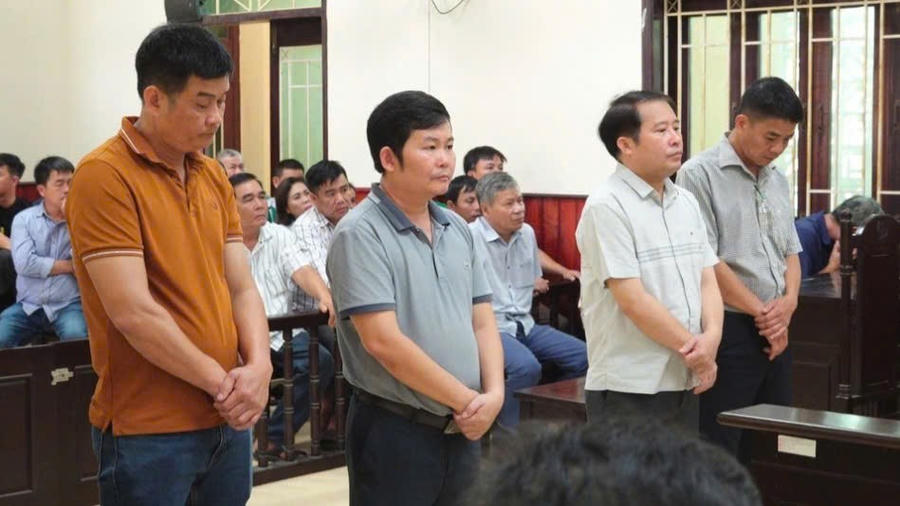 Các bị cáo tại phiên tòa xét xử sơ thẩm. (Ảnh: H.P)