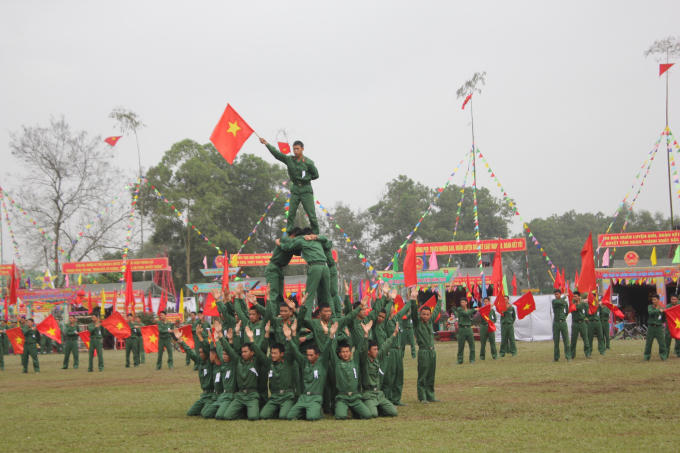 Bên cạnh đó các chiến sĩ còn thể hiện tài năng văn nghệ với những tiết mục vô cùng đặc sắc.