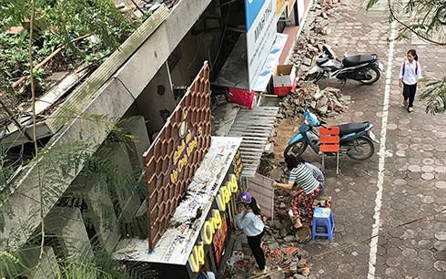 Người dân cùng chính quyền quận Đống Đa, Hà Nội phá dỡ công trình lấn chiếm vỉa hè (Ảnh: Dân trí)