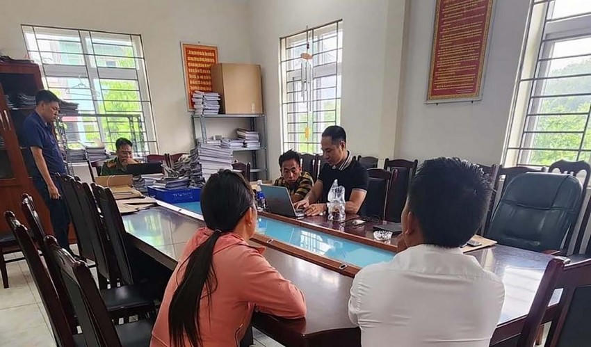 Anh Giàng Hồ và thím của anh là chị Cư Mủa lên trình báo sự việc tại Công an phường Mỹ Đình 2.