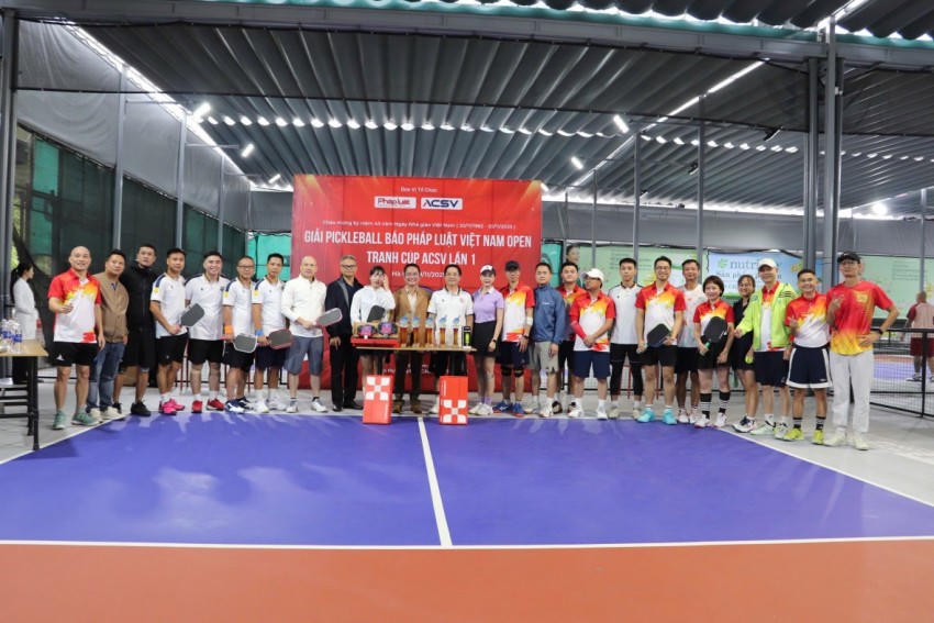 Các vận động viên và lãnh đạo 2 cơ quan chụp hình lưu niệm.