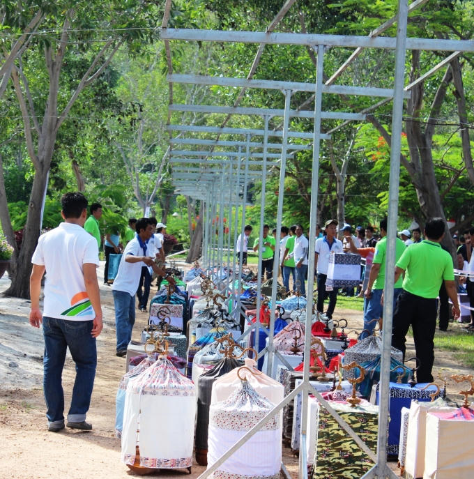 Kiểm tra chim trước khi đưa lên giàn thi