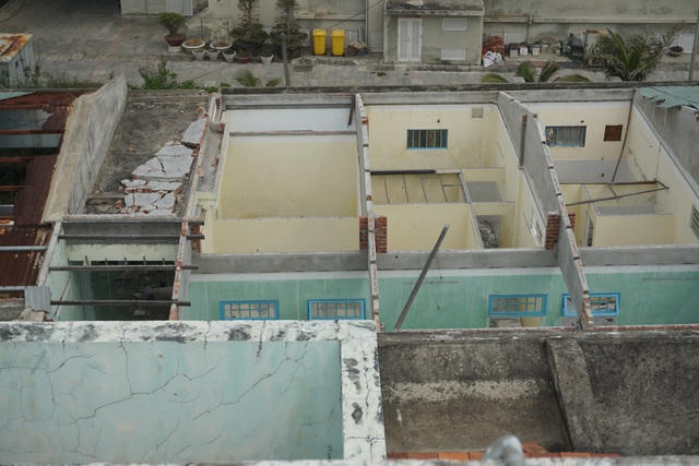 Người dân sống gần đây cho biết, năm 2019, Bệnh viện Phục hồi chức năng Đà Nẵng chuyển đến trụ sở mới ở phường Hòa Xuân (quận Cẩm Lệ). Từ đó đến nay, nơi đây bị bỏ hoang, gây lãng phí.