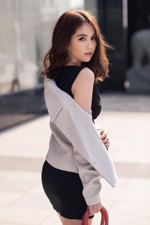 Nửa cuối năm 2015, Ngọc Trinh thử nghiệm nhiều phong cách ăn mặc, trang điểm, làm tóc để hình ảnh không bị chê là "một màu".