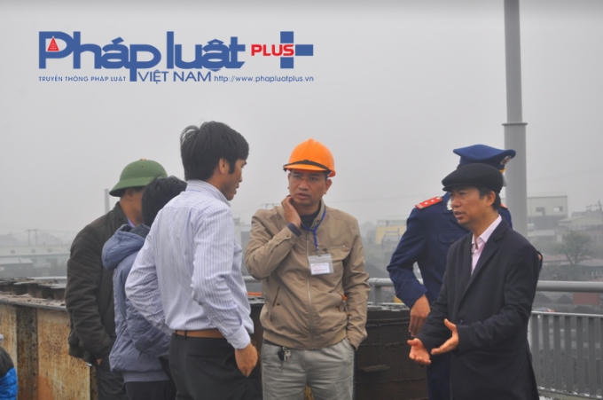 Cán bộ Công ty tư vấn thiết kế thuộc Bộ GTVT có mặt tại hiện trường khảo sát, khắc phục sự cố.