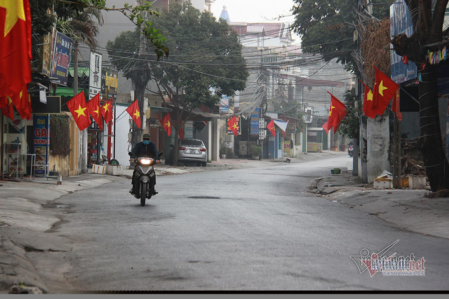 Mọi người thực hiện giãn cách, đường phố vắng vẻ