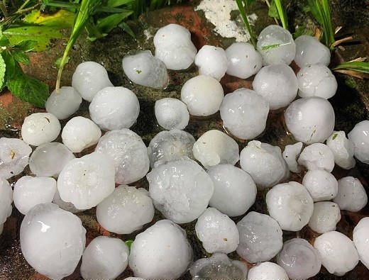 Kinh hoàng mưa đá to như quả trứng ở các tỉnh phía Bắc
